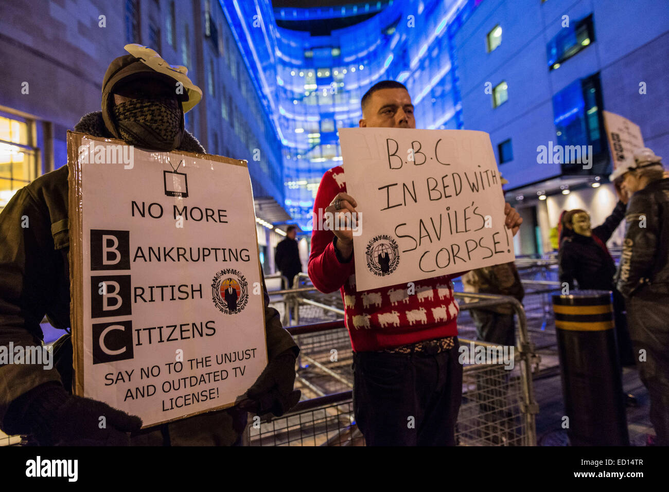 London, UK. 23. Dezember 2014. Maskierte '' Anonymous'' Mitglieder marschieren Trog London an die BBC-zentrale, den Sender für seine '' voreingenommen '' reporting und die Beherbergung von mutmaßlichen pädophilen Jimmy Savile zuzuschlagen. Untersuchung ist für den dritten Zeit- und befeuerten Spekulationen verzögert, dass der Bericht der BBC '' heftige Turbulenzen '' bereiten wird. Bildnachweis: Velar Grant/ZUMA Wire/ZUMAPRESS.com/Alamy Live-Nachrichten Stockfoto