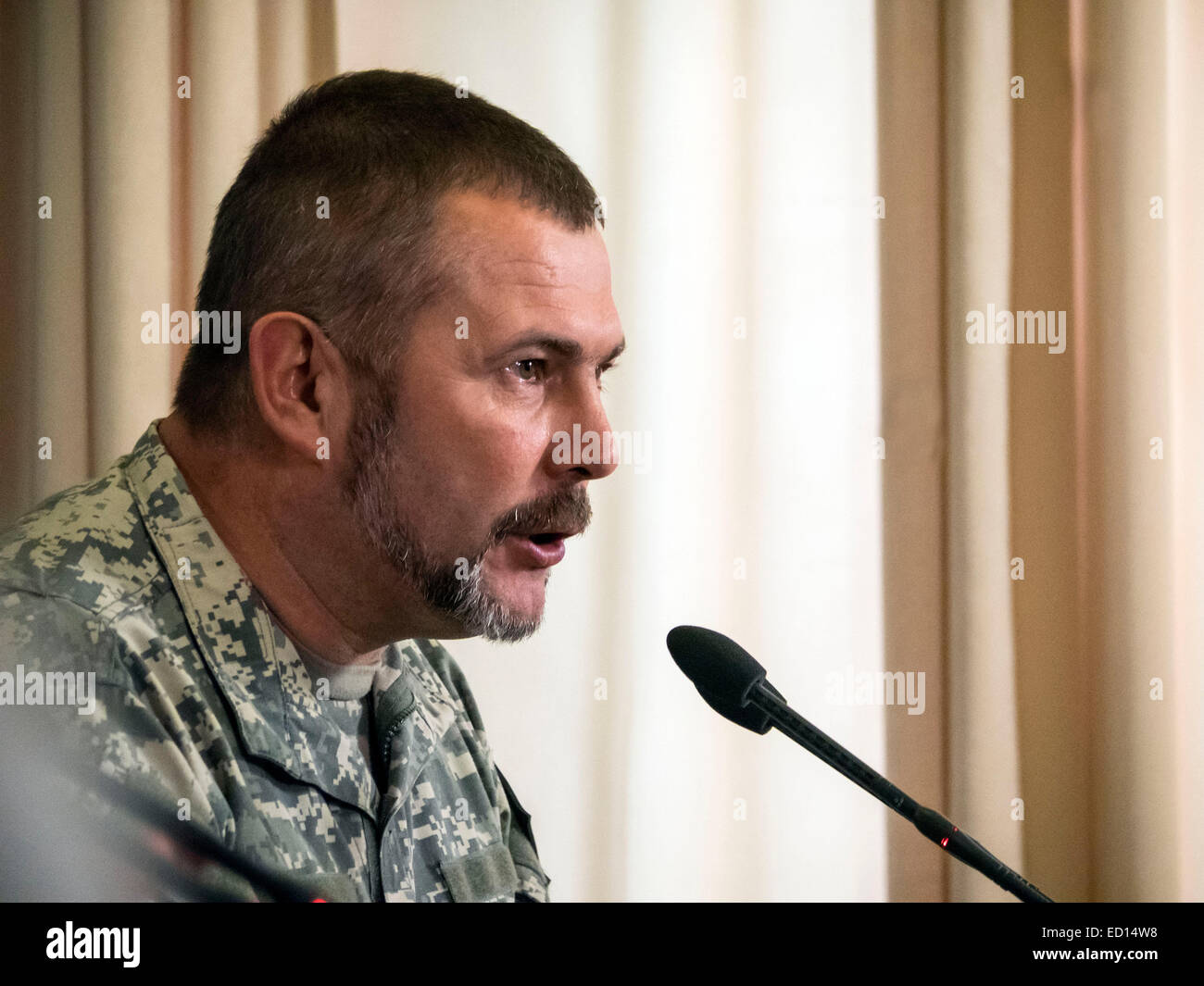 Kiew, Ukraine. 23. Dezember 2014. Volkspartei stellvertretender Kommandant der Freiwilligen-Bataillon "Dnepr-1" Yuri Bereza--heute, Dienstag, 23. Dezember 2014, Kiew, Ukraine, auf Initiative des Leiters der Bloc Poroschenko Jurij Luzenko Werchowna Rada hat entschieden, dass der Schlussabstimmung über den Staatshaushalt für das Jahr 2015 am Dienstag, Dezember 30 Credit stattfinden wird: Igor Golovnov/Alamy Live News Stockfoto