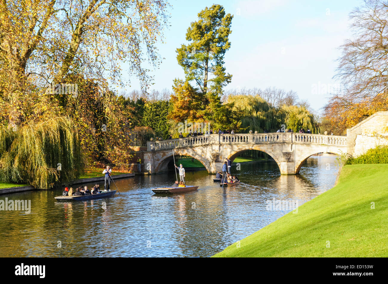 Clare Brücke über den Fluss Cam im Herbst, Cambridge Cambridgeshire England Vereinigtes Königreich Großbritannien Stockfoto