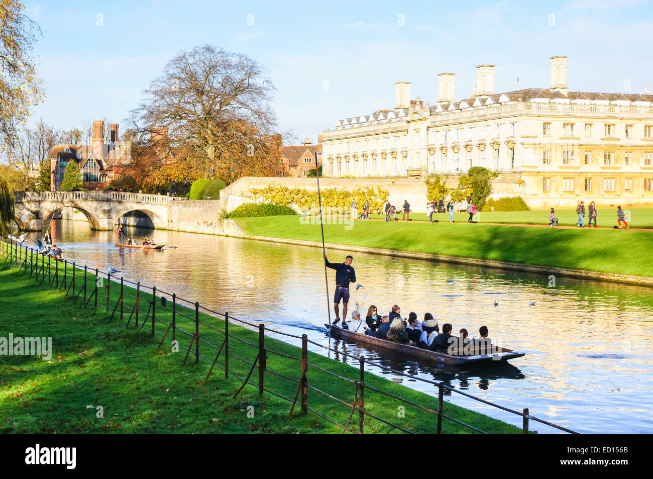 Punting im Herbst auf dem Fluss Cam mit Clare College auf der rechten Seite, Cambridge Cambridgeshire England Großbritannien Stockfoto
