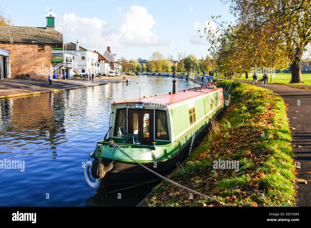 Hausboote auf dem Fluss Cam im Herbst, Cambridge Cambridgeshire England Vereinigtes Königreich Großbritannien Stockfoto