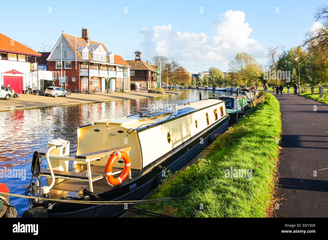 Hausboote auf dem Fluss Cam im Herbst, Cambridge Cambridgeshire England Vereinigtes Königreich Großbritannien Stockfoto
