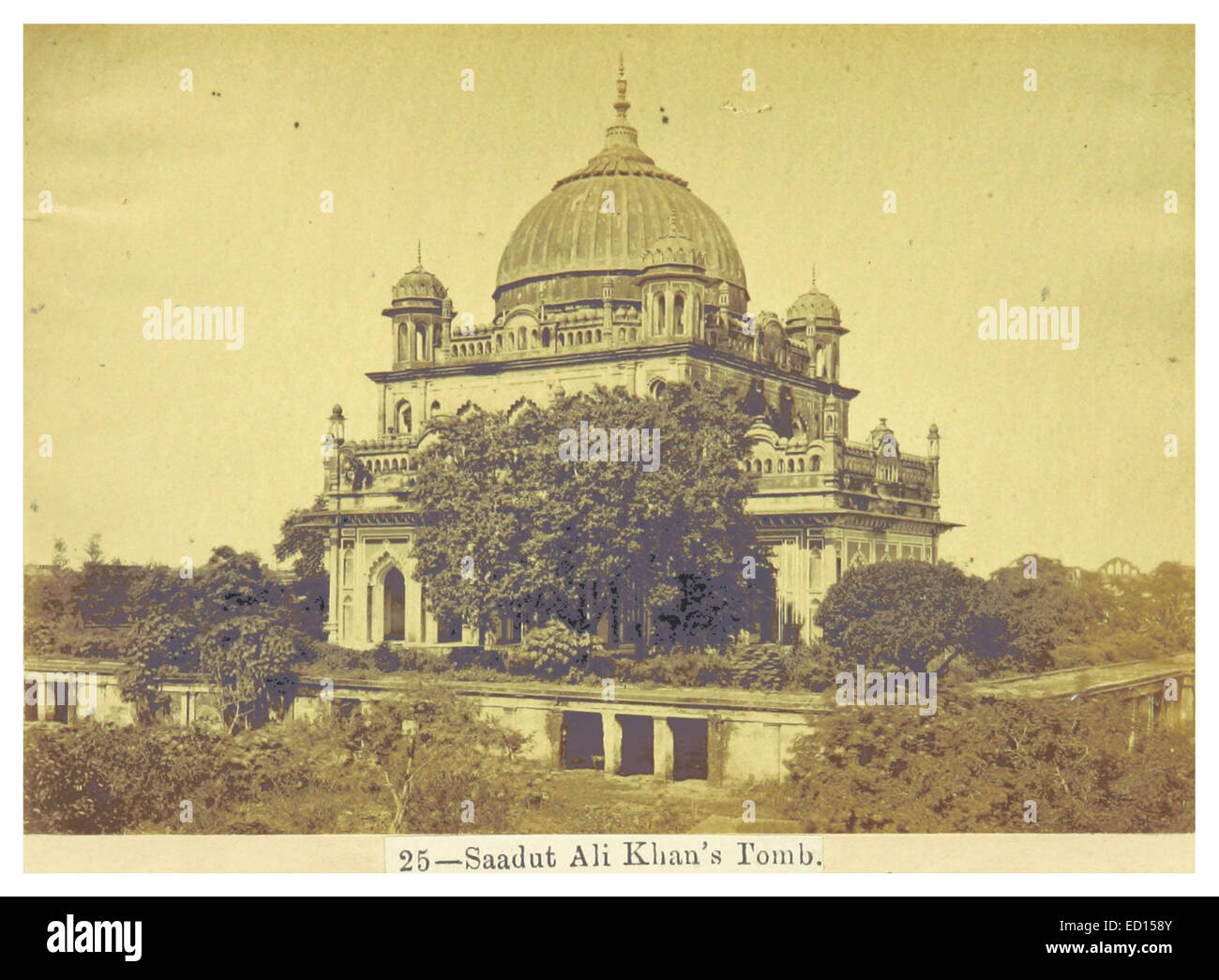 Ein Bild aus dem Lucknow-Album, das das Grab von Saadut Ali Khan darstellt. Diese historische Darstellung hebt die architektonischen Merkmale des Grabes hervor, ein Schlüsselelement von Lucknow's Erbe. Stockfoto