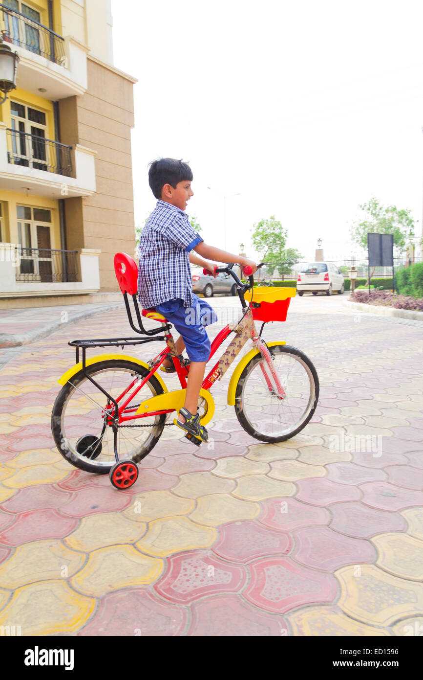 indisches Kind Zyklus reiten Stockfoto