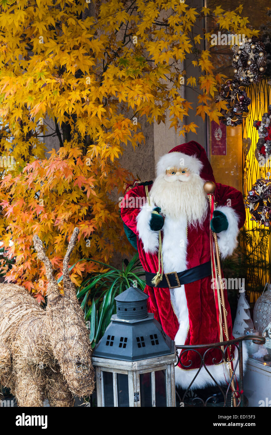 Große Santa-Claus-Puppen schmücken die Straßen von Carouge, Genf, Schweiz  Stockfotografie - Alamy