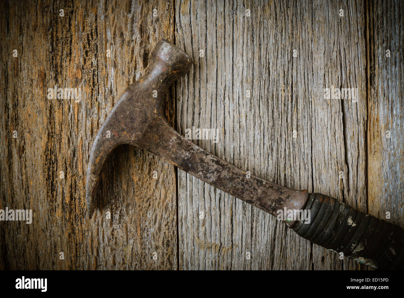 Hammer auf rustikalen Hartholz-Fußboden Stockfoto