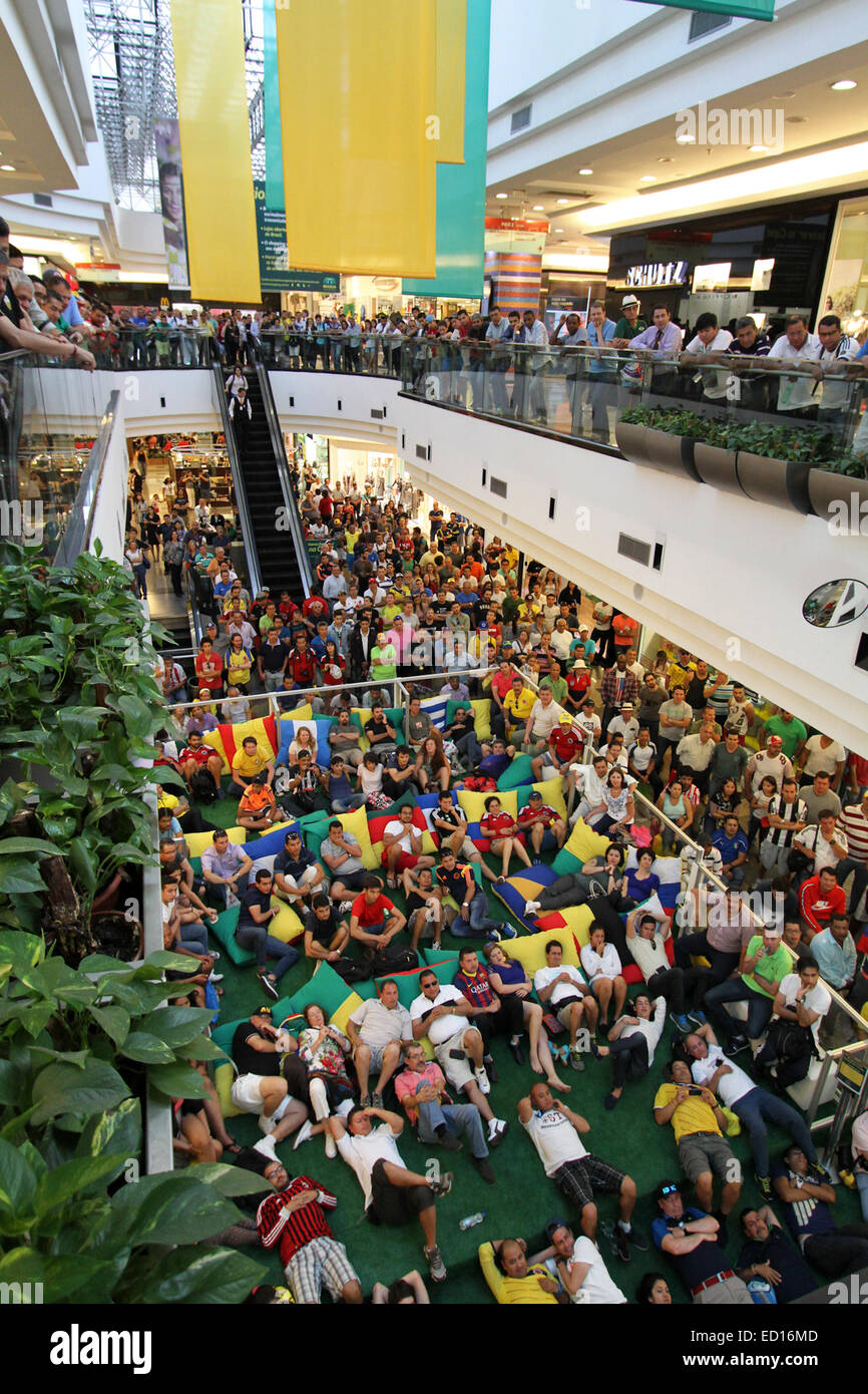 Fans in Brasília Einkaufen für Gruppe D Match, Costa Rica V Italien wo: Recife, Brasilien: 20. Juni 2014 Stockfoto