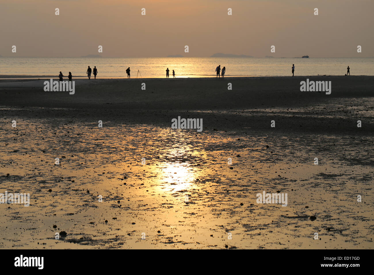 Meer Sonnenuntergang Abend mit Silhouetten von Menschen Stockfoto