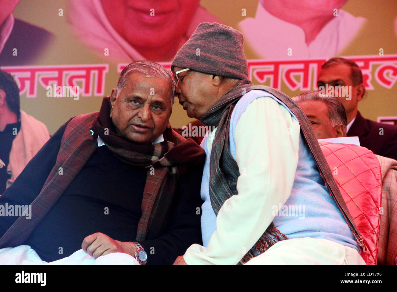 SP Chief Mulayam Singh Yadav (L) und RJD Chef Lalu Prasad (R) bei Protest gegen die NDA-Regierung am Jantar Mantar. RJD Chef Lalu Prasad Tochter Raj Lakshmi ist SP Supremo Mulayam Singh Yadav Enkel und Lok Sabha Mitglied Tej Pratap Yadav, die auch eine persönliche Note der Listenverbindung verleiht heiraten. © Shashi Sharma/Pacific Press/Alamy Live-Nachrichten Stockfoto