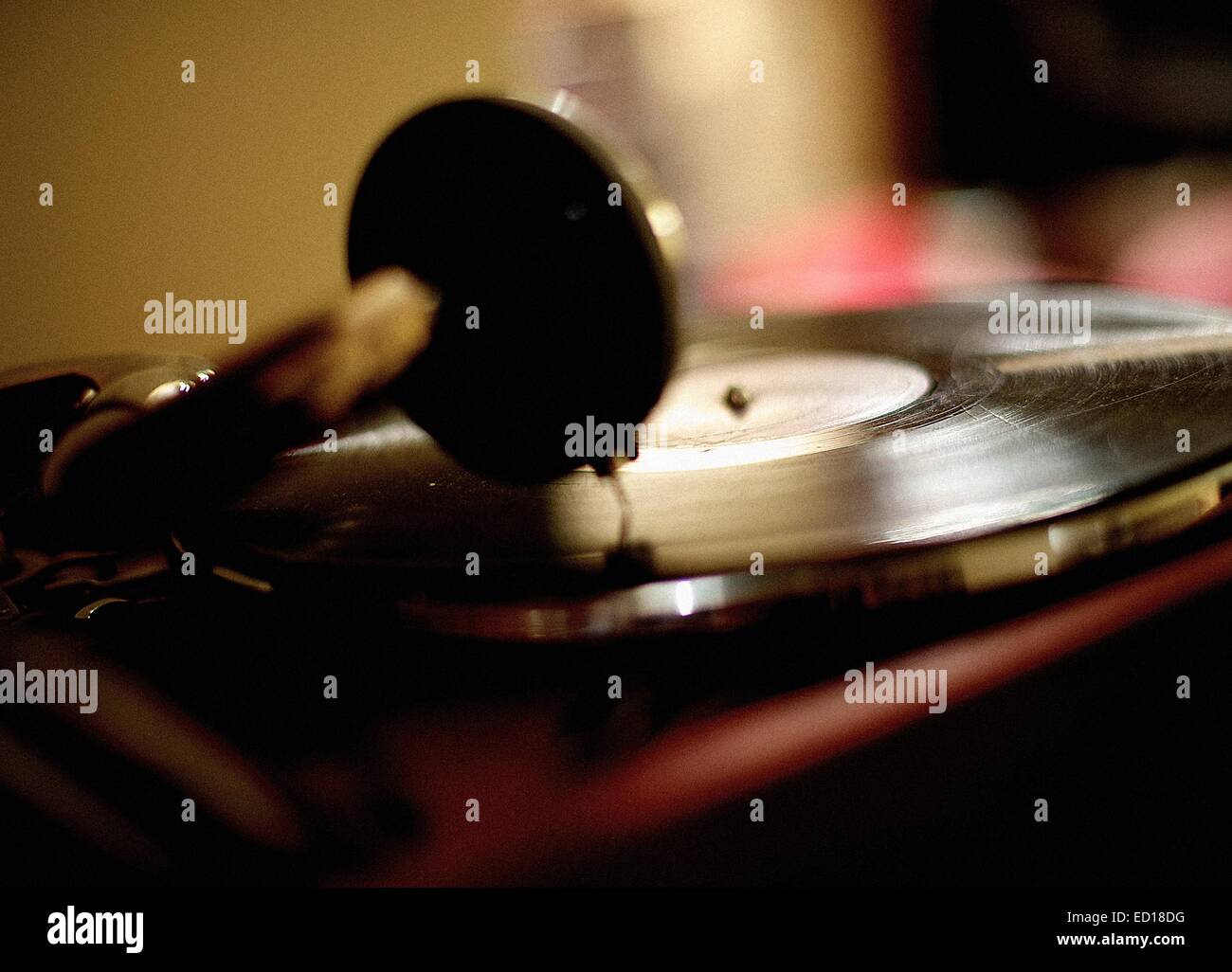 Horizontale Schuß des Vintage vinyl Record Player spielen zerkratzte LP. Stockfoto