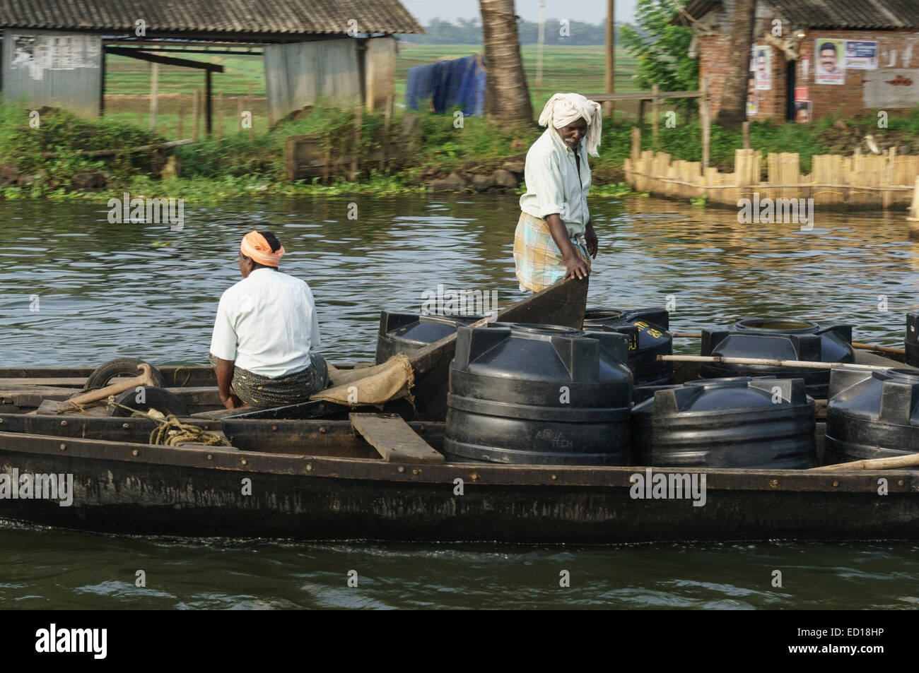 Kerala, Indien - Hausboote auf dem Pamba Fluss oder Kanal Komplex der Wasserstraßen. Abwasser-Entfernungs-Dienstes. Stockfoto