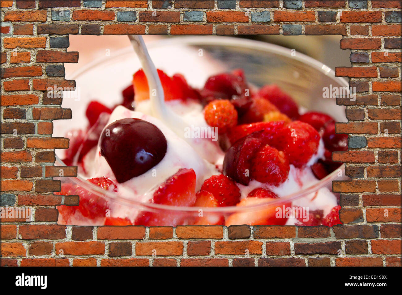 zerbrochene Mauer und Blick auf Eis mit Beeren, Kirsche und wilde Erdbeere Stockfoto