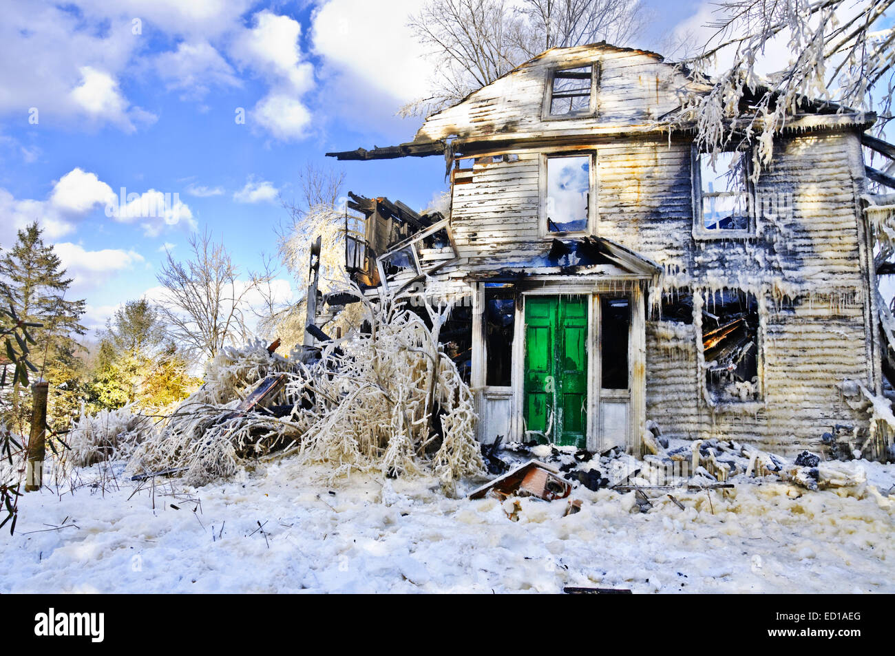 Fassade eines Hauses New England steht am Morgen nach dem Brand. Stockfoto