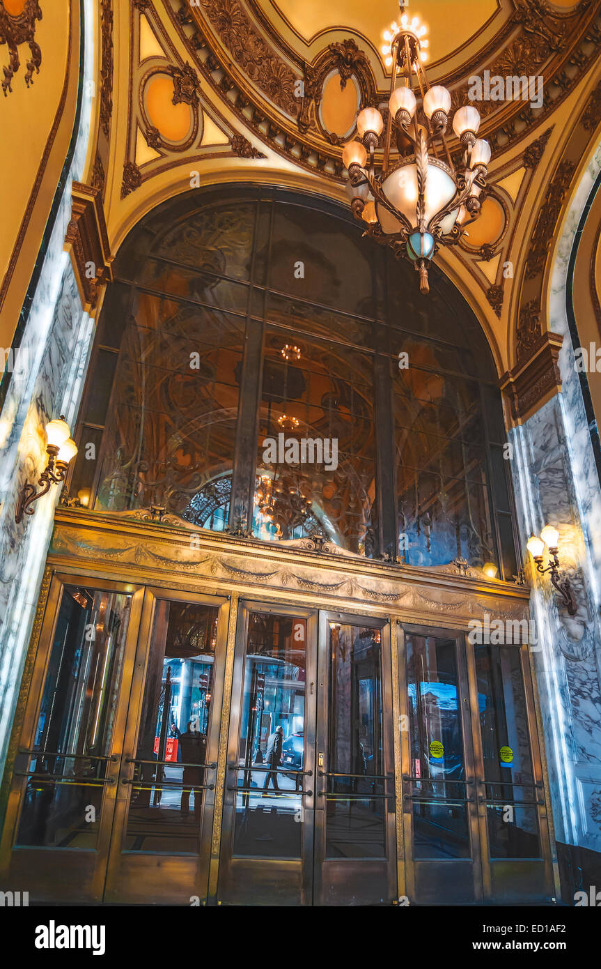 Eine reich verzierte Theater Lobby, obwohl Bronzetüren Ausschau. Stockfoto