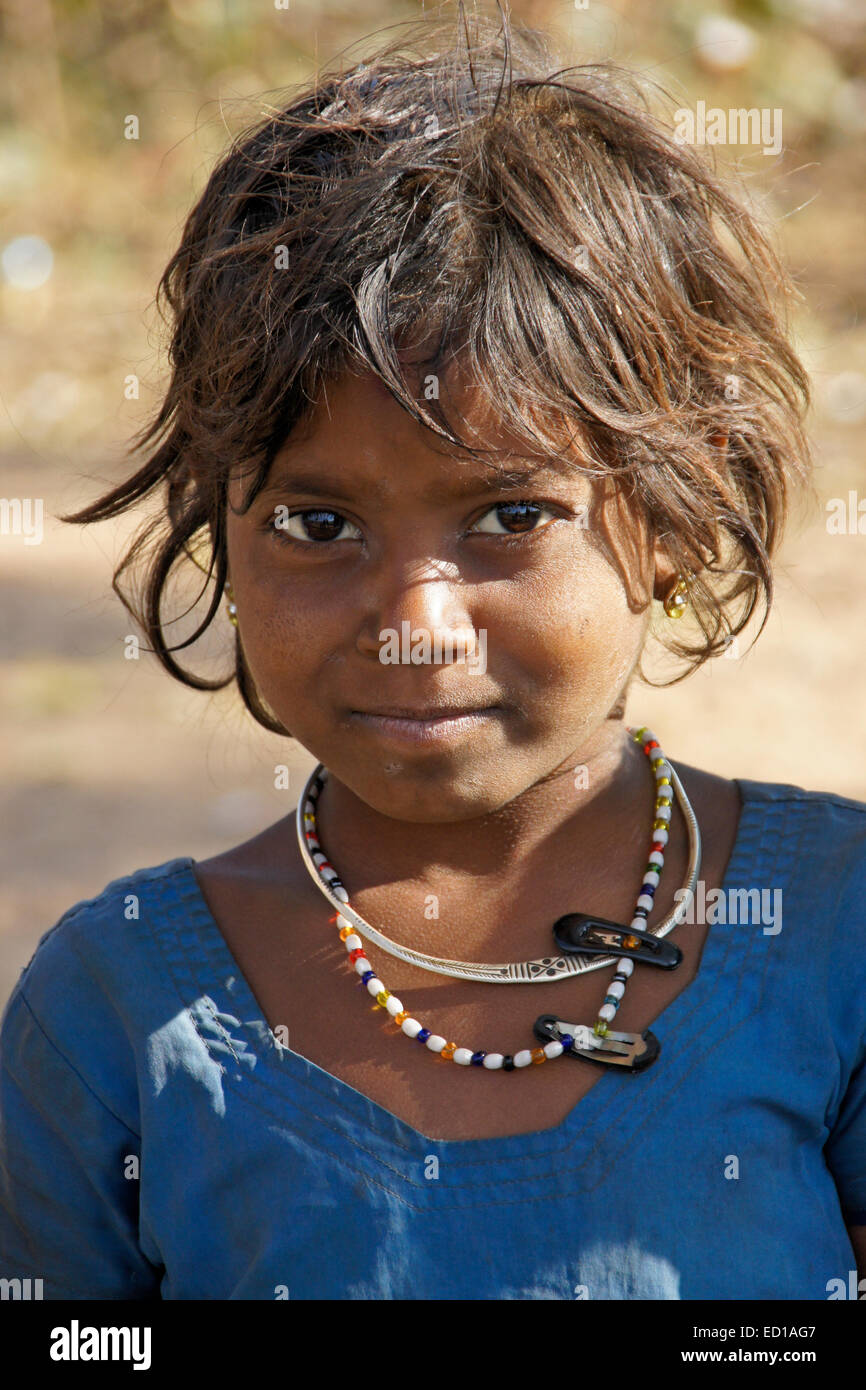 Junges Mädchen des Adivasi-Stammes in der Nähe von Poshina, Gujarat, Indien Stockfoto