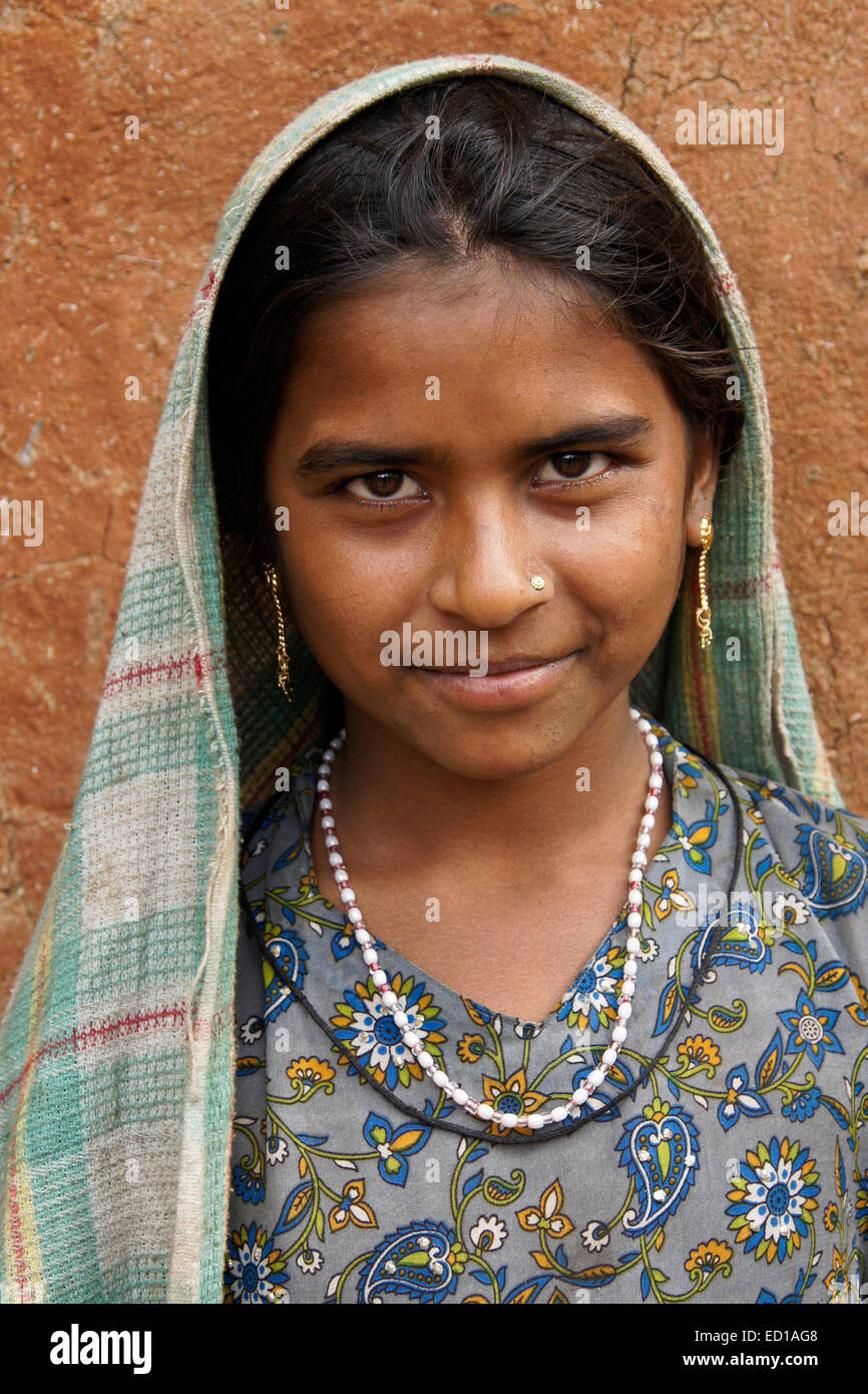 Mädchen des Adivasi-Stammes in der Nähe von Poshina, Gujarat, Indien Stockfoto