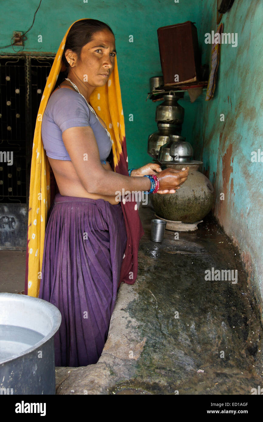 Frau des Garasia-Stammes in der Küche ihres Hauses in einem Dorf in der Nähe von Poshina, Gujarat, Indien Stockfoto