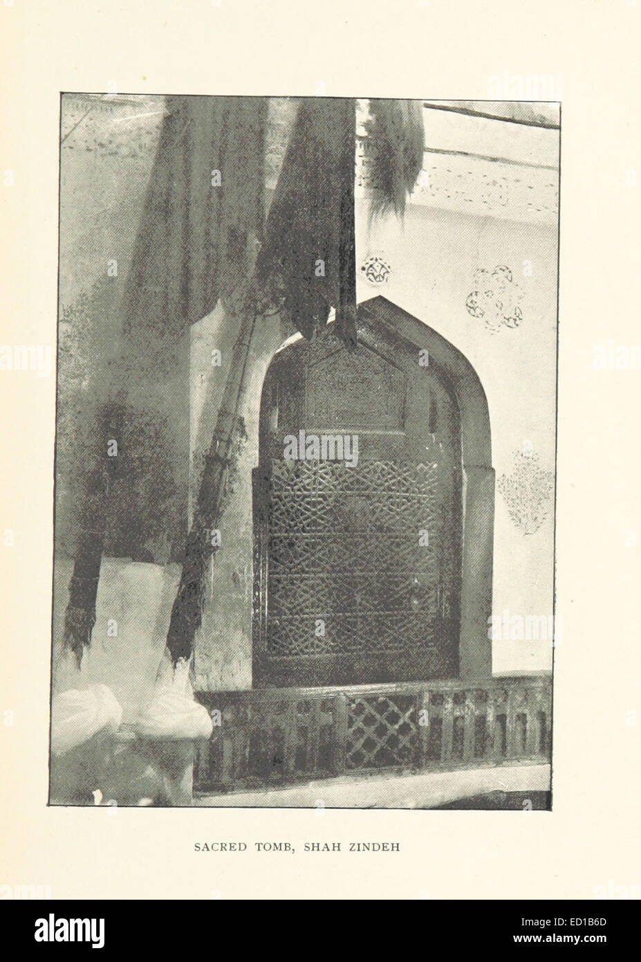 Eine Illustration aus einem Buch aus dem 19. Jahrhundert, das das Heilige Grab von Shah Zindeh in Samarkand, Usbekistan, darstellt. Das Bild zeigt das komplexe architektonische Design und die historische Bedeutung des Grabes. Stockfoto
