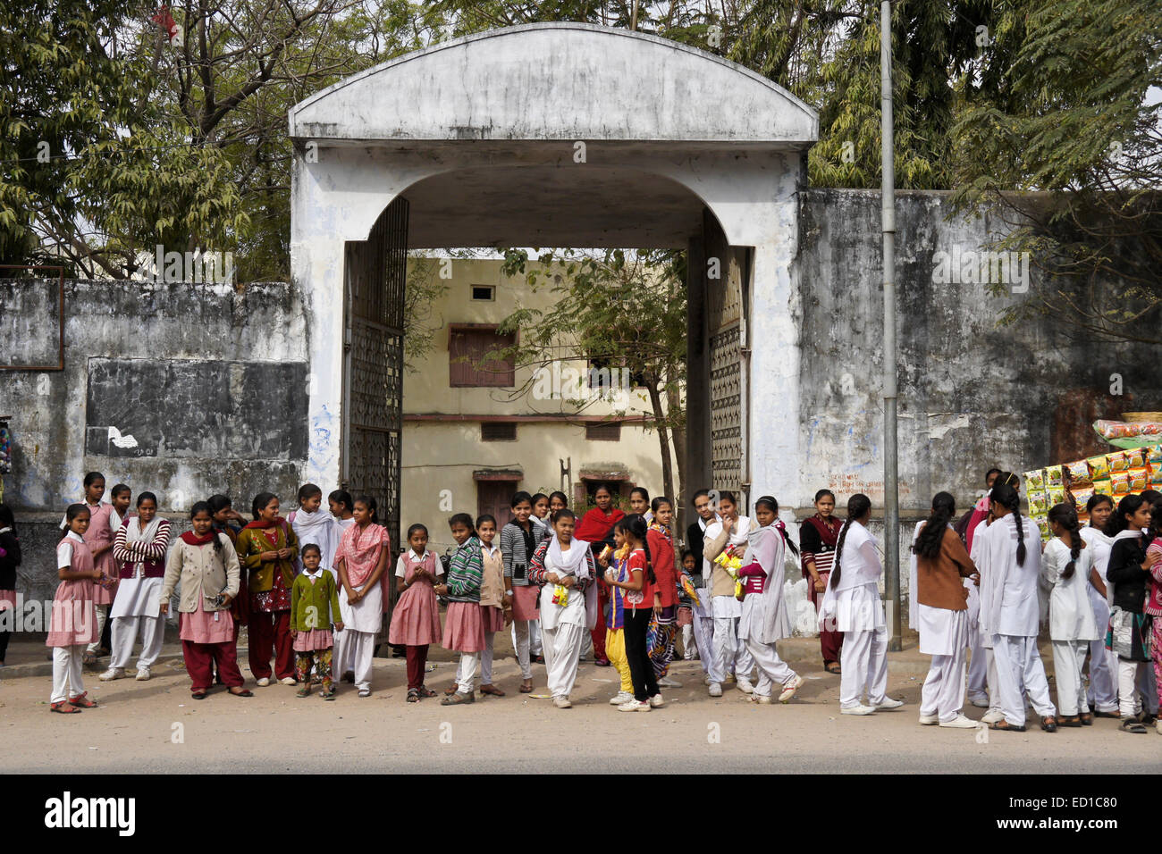 Schüler vor Mädchenschule in Chhota-Udepur, Gujarat, Indien Stockfoto