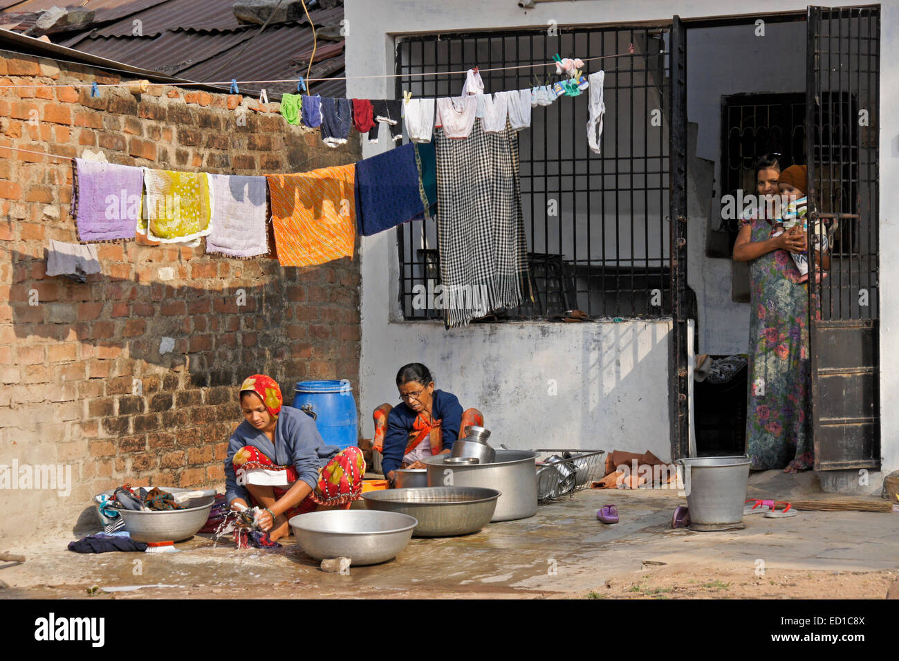 Dorffrauen Wäsche vor Haus, Gujarat, Indien Stockfoto