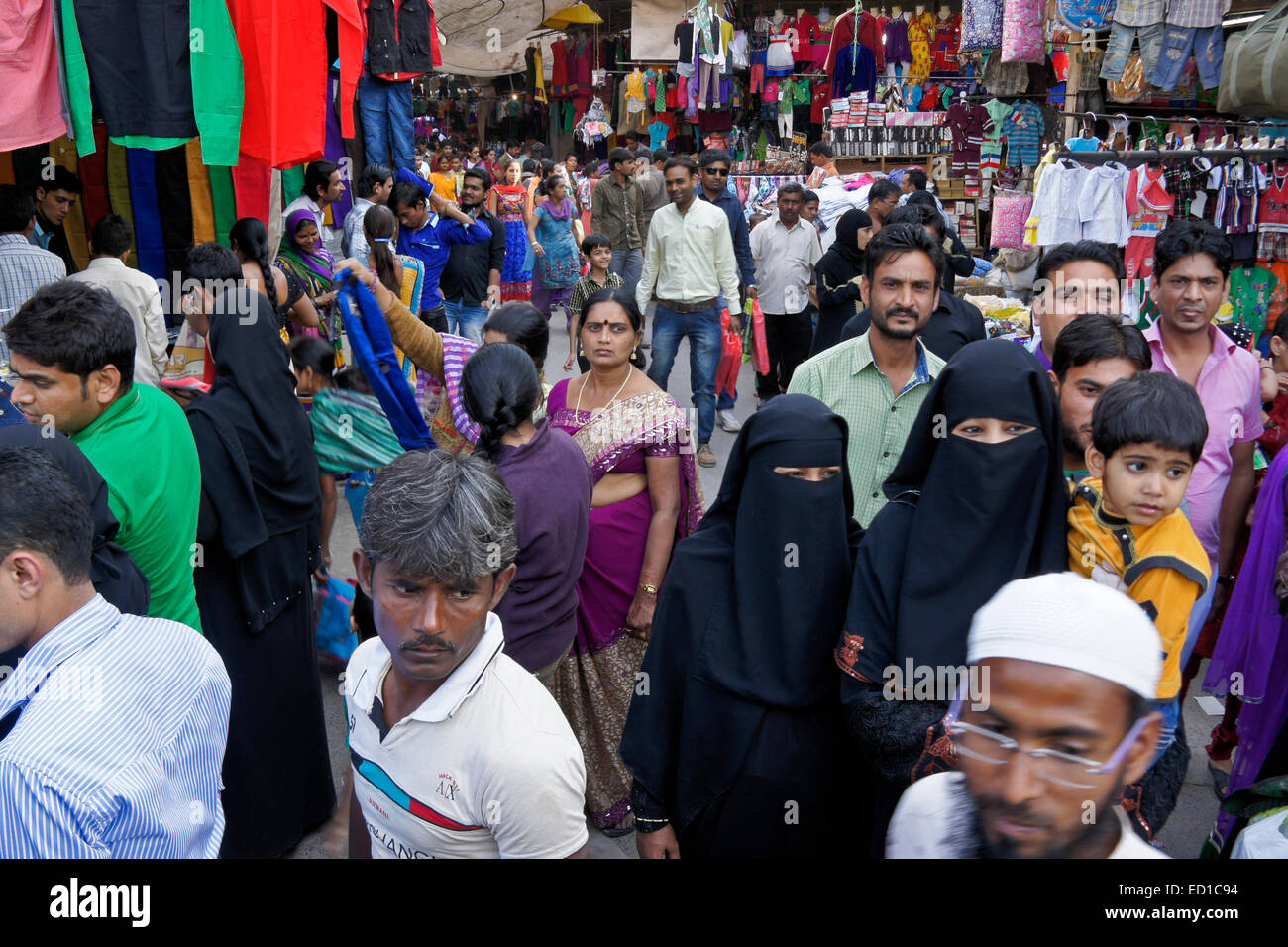 Hart umkämpften Markt im alten Ahmedabad, Gujarat, Indien Stockfoto