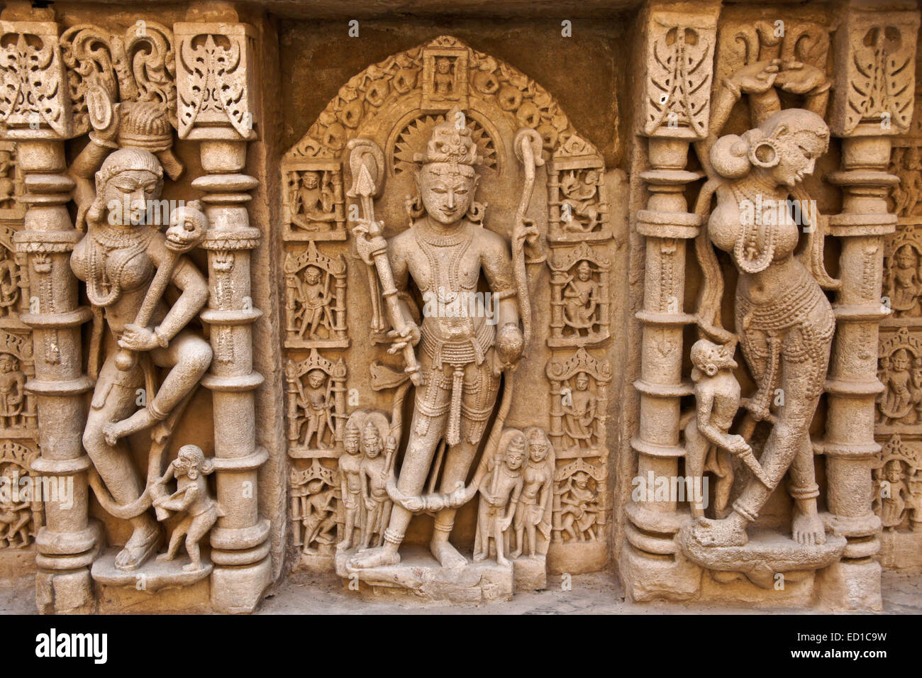 Kunstvolle Schnitzereien an Wand von Rani-Ki-Vav Schritt gut, Patan, Gujarat, Indien Stockfoto Kunstvolle Schnitzereien an Wand von Rani-Ki-Vav Schritt gut, Patan, Gujarat, Indien Stockfoto