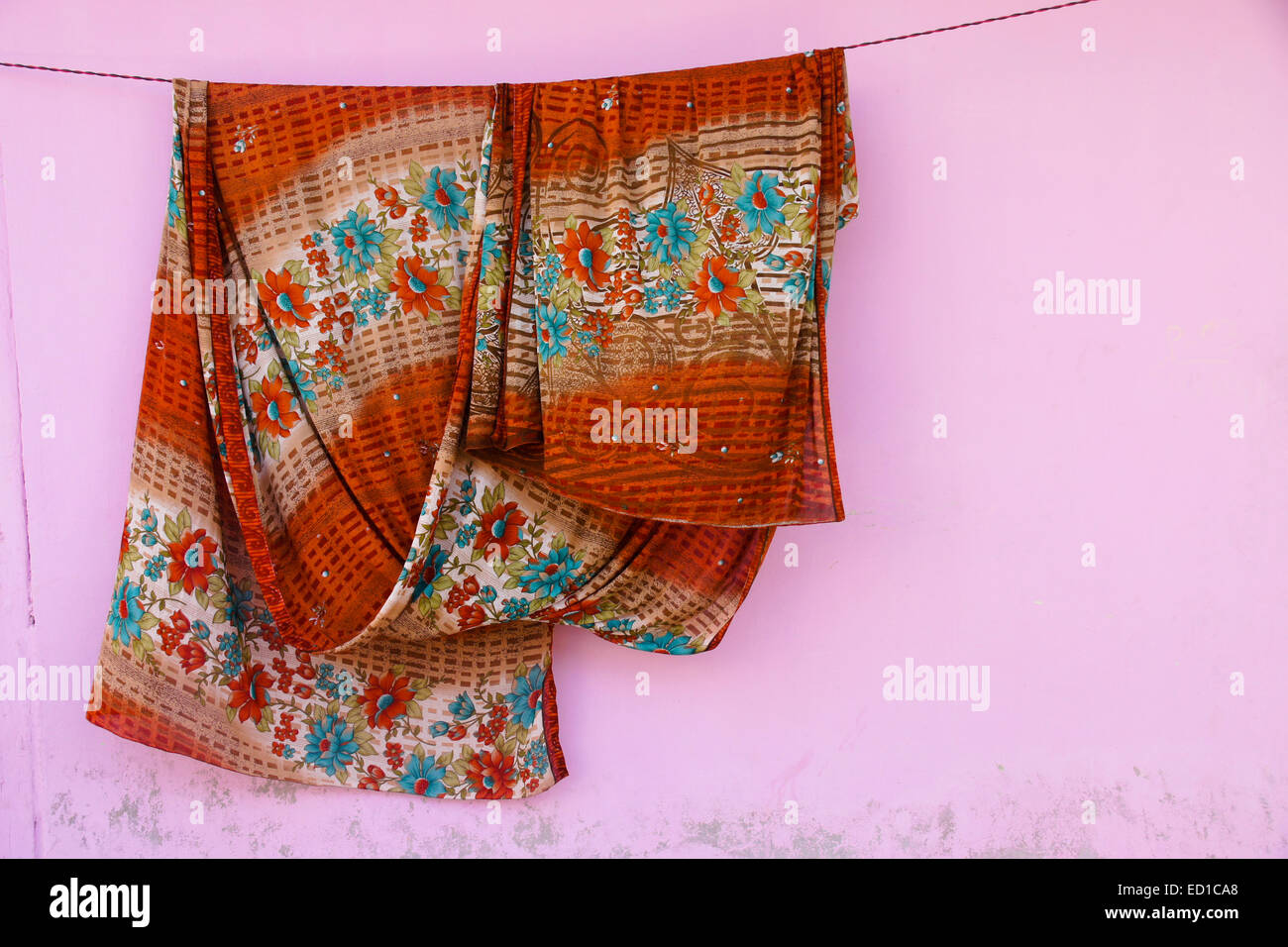 Sari (Saree) hing zum Trocknen, Indien Stockfoto