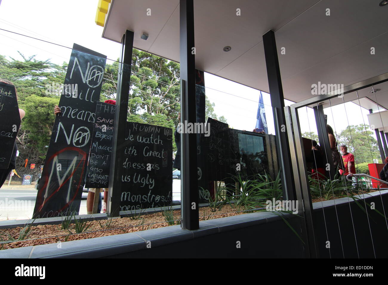 Kein Mcdonalds in Tecoma Demonstranten blockieren die speichert Windows mit Protest Zeichen in den Stores Eröffnungstag. Stockfoto