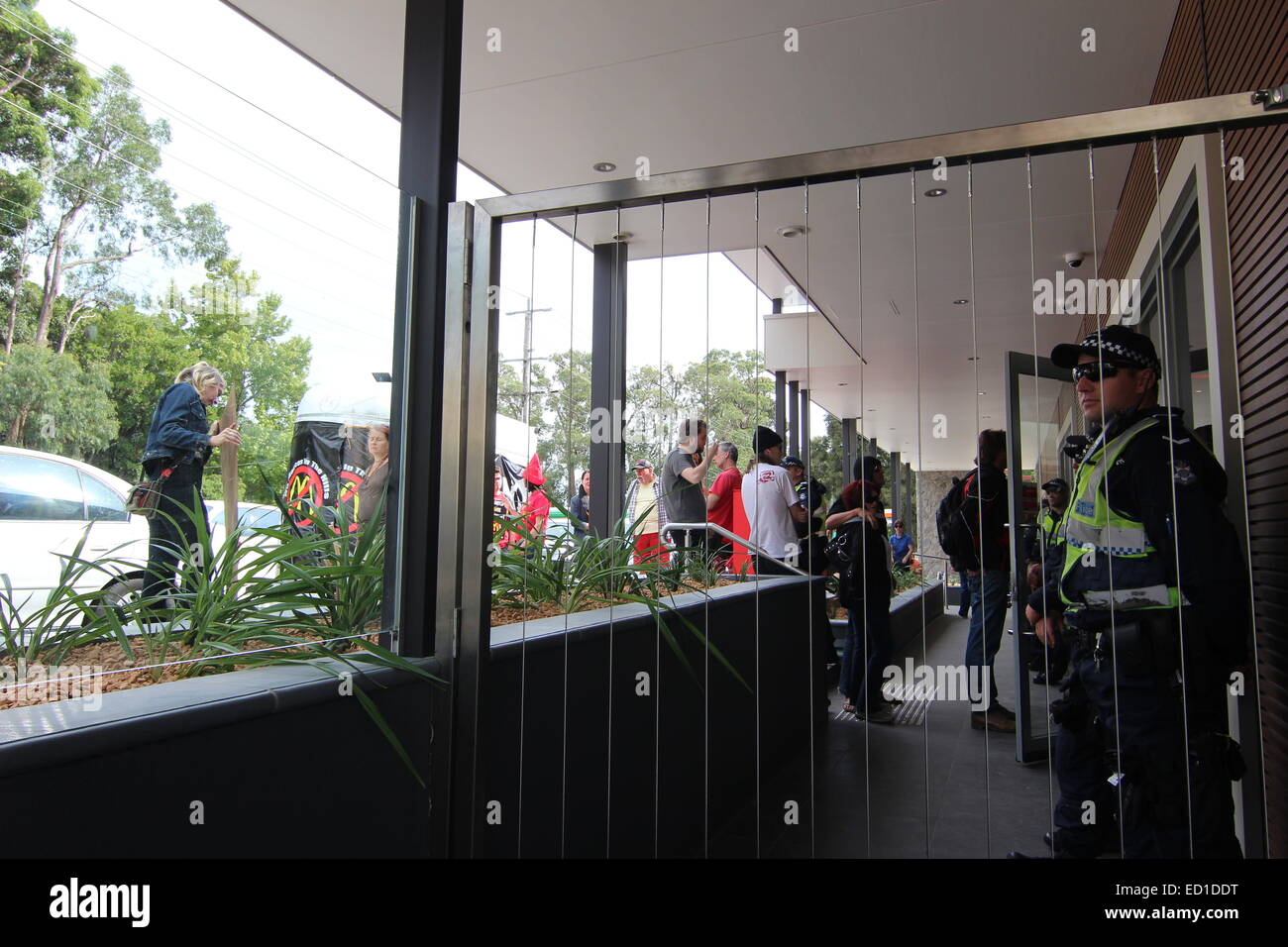 Polizei Blick auf während der Eröffnung des Ladens McDonalds Tecoma, als Demonstranten, den Tag zu zerstören drohen. Stockfoto