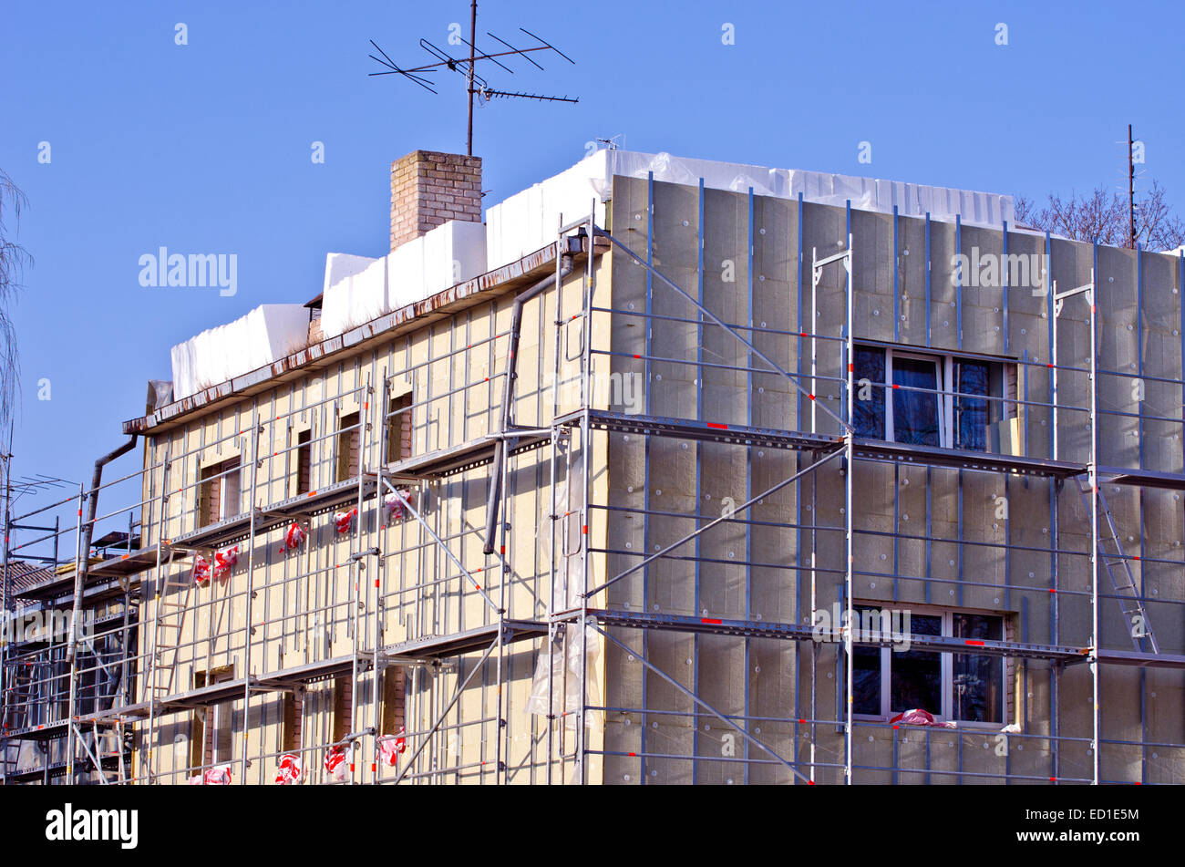 altes Stadthaus Wärmedämmung Renovierungsarbeiten und Gerüste Stockfoto