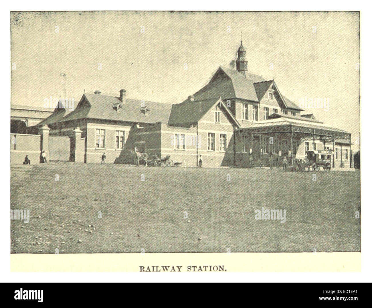 Diese Abbildung aus dem Jahr 1898 zeigt einen Bahnhof aus dem späten 19. Jahrhundert. Das Bild zeigt das architektonische Design und die Infrastruktur eines typischen Bahnhofs in dieser Zeit. Stockfoto