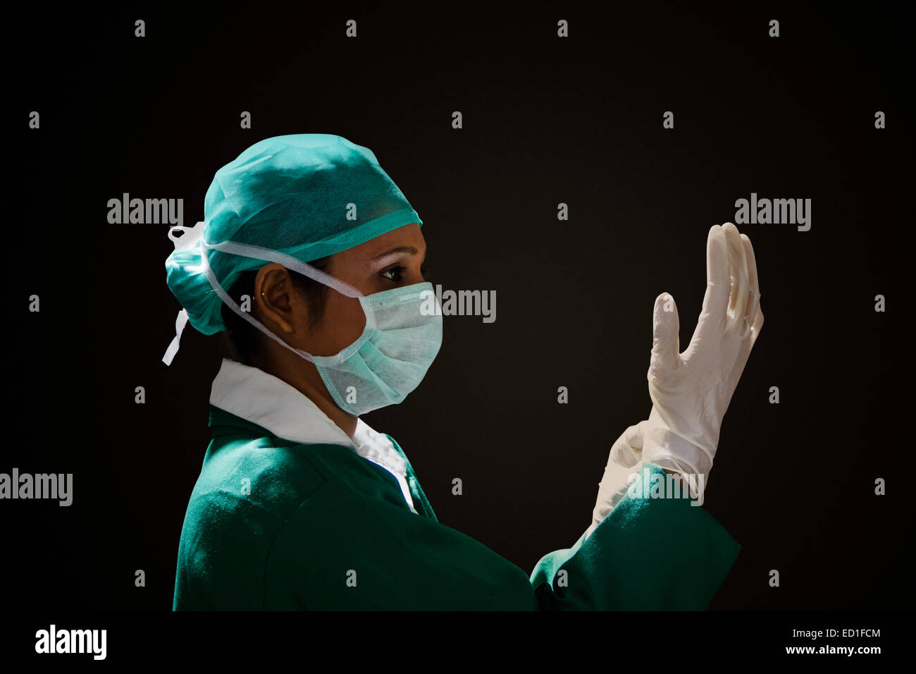indischer Arzt Chirurg Vorbereitung Chirurgie Stockfoto