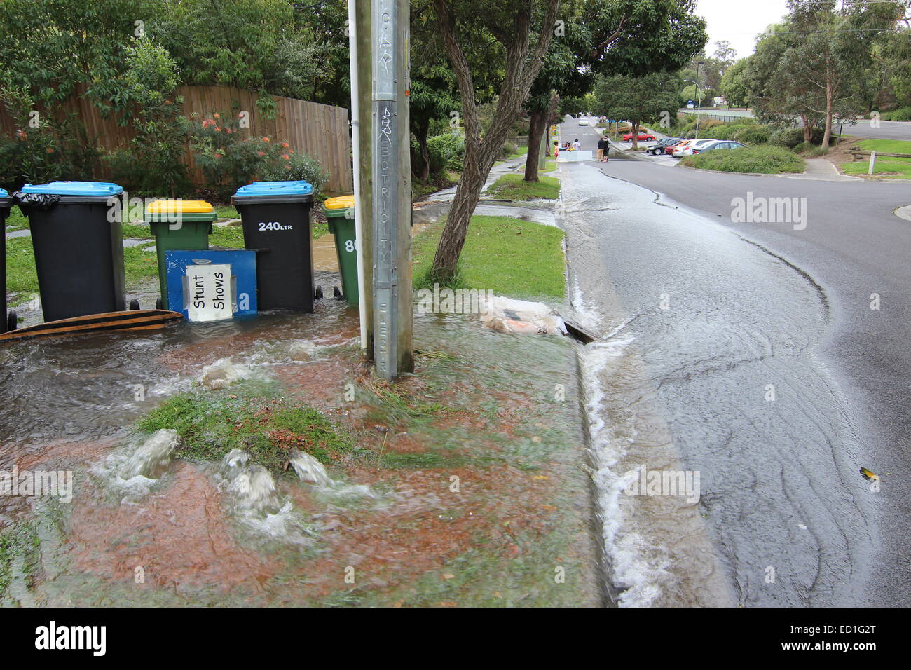 Rohrbruch Wasserleitungen mit daraus resultierenden Überschwemmungen, Allandale Road, Boronia, Australien Stockfoto