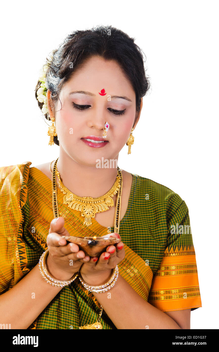 1 South indian Lady Anbetung Diwali Festival Stockfoto