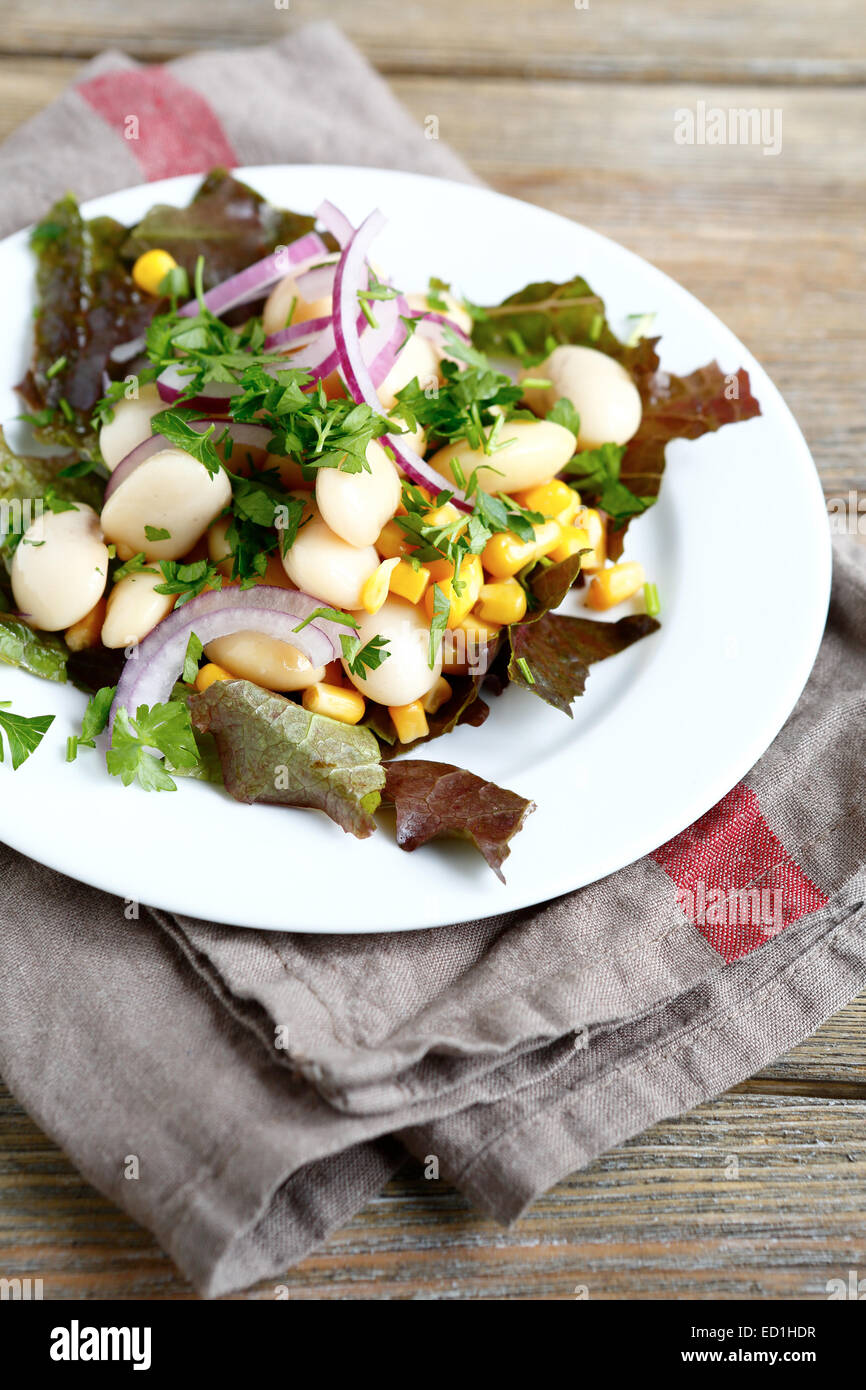 Salat mit Bohnen, Zwiebeln und Mais, leckeres Essen Stockfoto