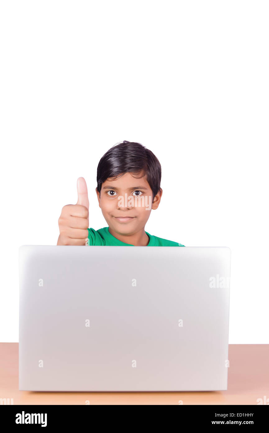 1 indische Kind junge Student Laptop arbeiten Stockfoto