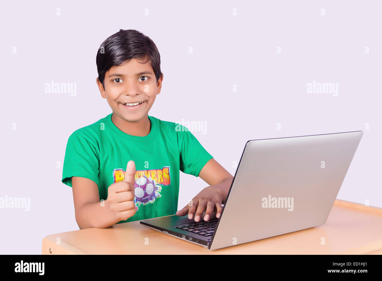 1 indische Kind junge Student Laptop arbeiten Stockfoto