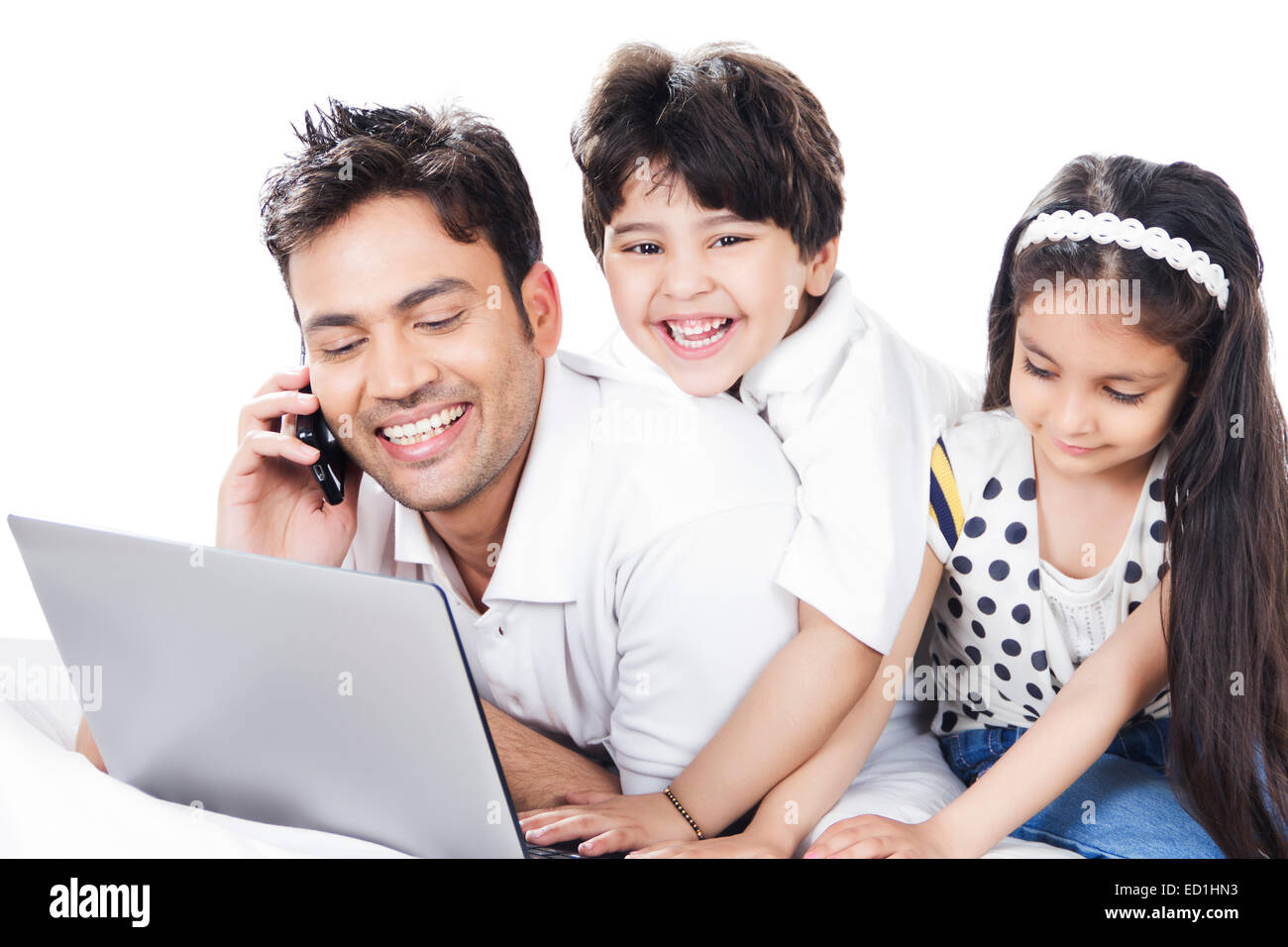 indische Vater mit Kindern genießen Stockfoto