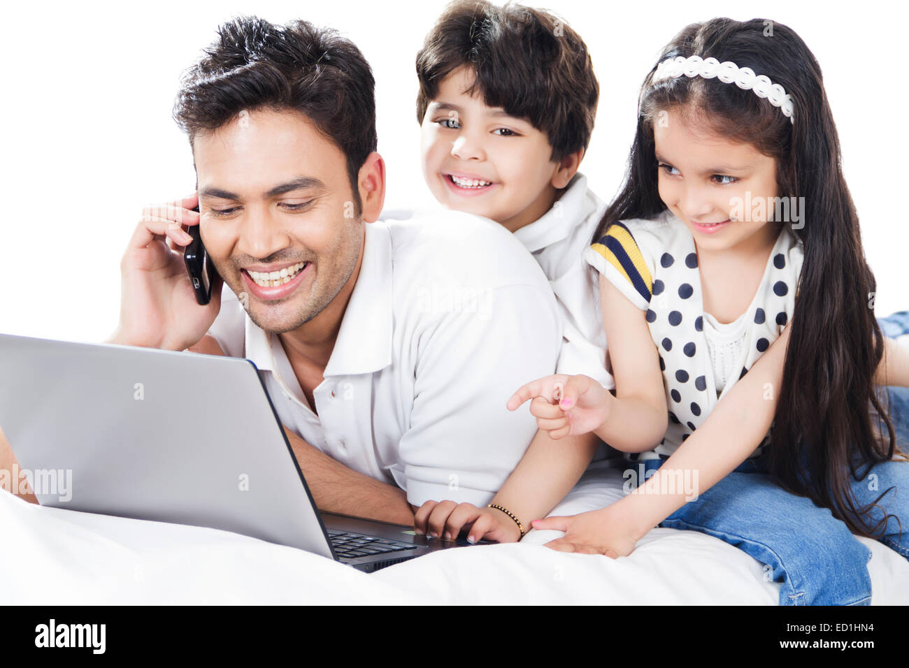 indische Vater mit Kindern genießen Stockfoto