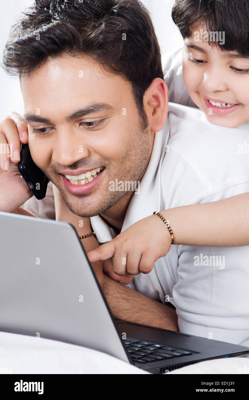 indische Vater mit Kind genießen, laptop Stockfoto