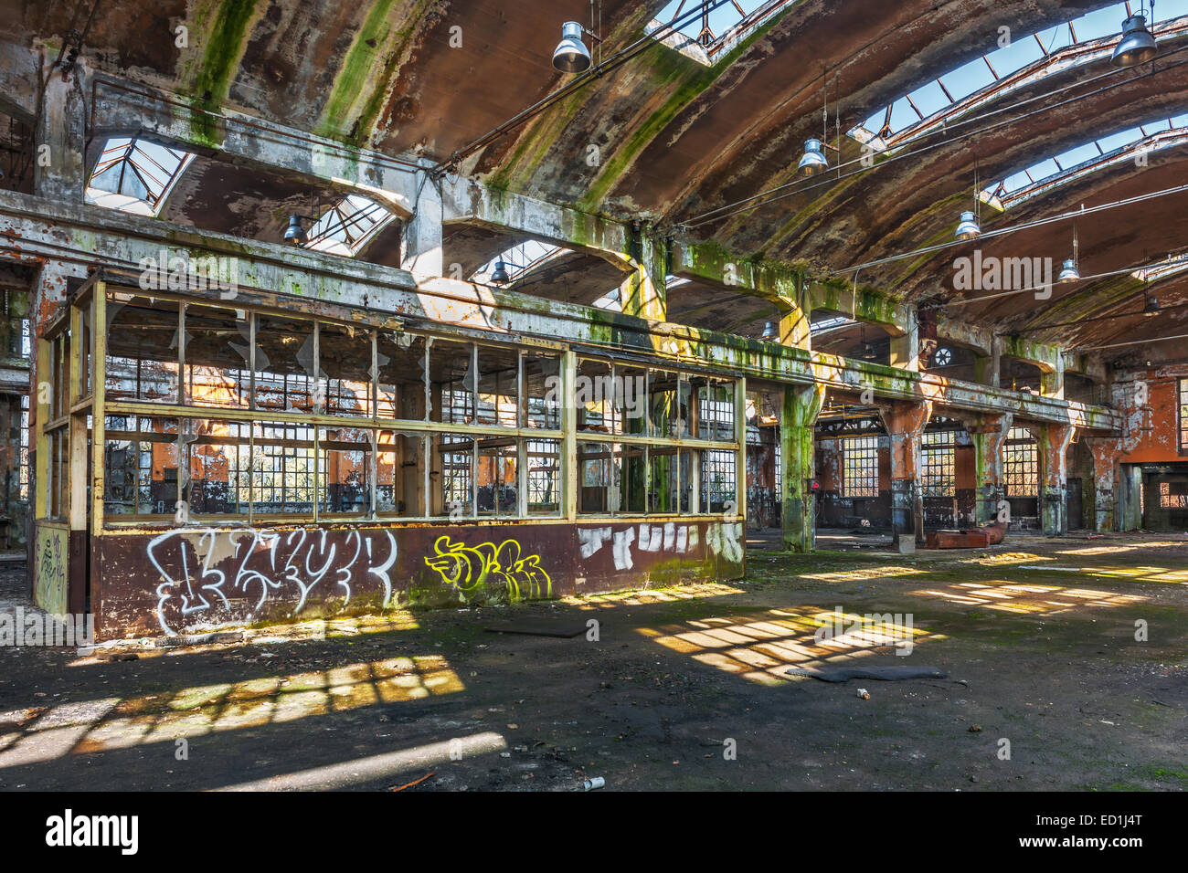Verfallene Büro stand in einer verlassenen Fabrik Stockfoto