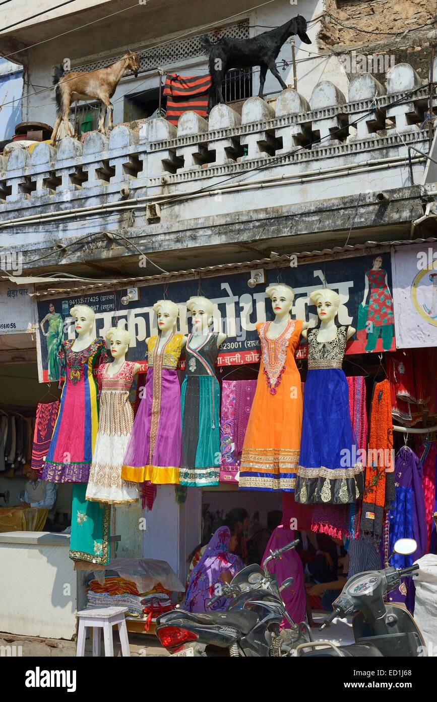Indien, Rajasthan, Mewar Region, Bundi Dorf der Frauen Tücher in einem Geschäft zu verkaufen Stockfoto