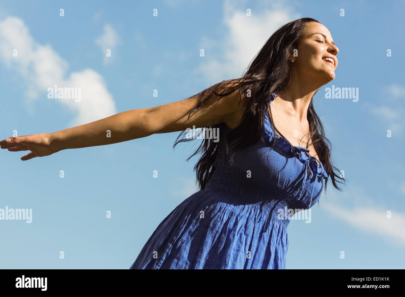 Hübsche Brünette im blauen Kleid frei fühlen Stockfoto