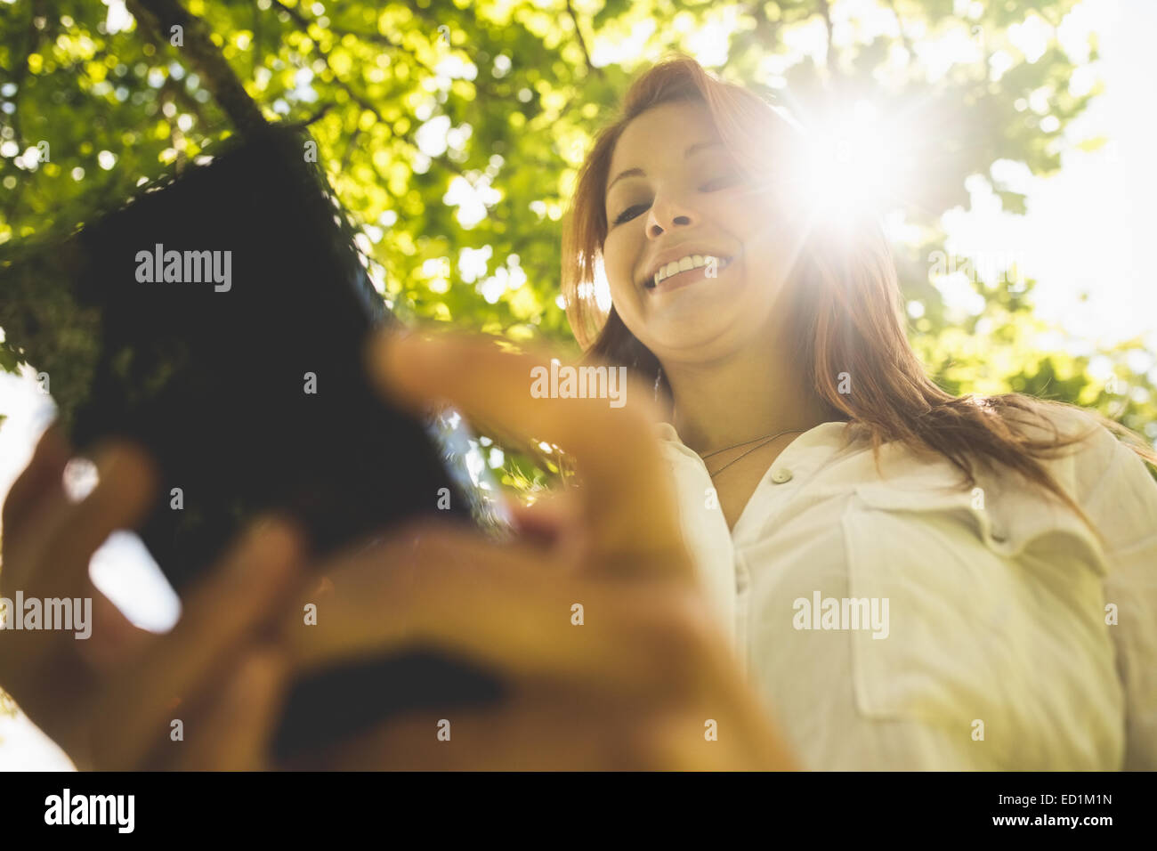 Hübsche Rothaarige SMS auf ihr Handy Stockfoto