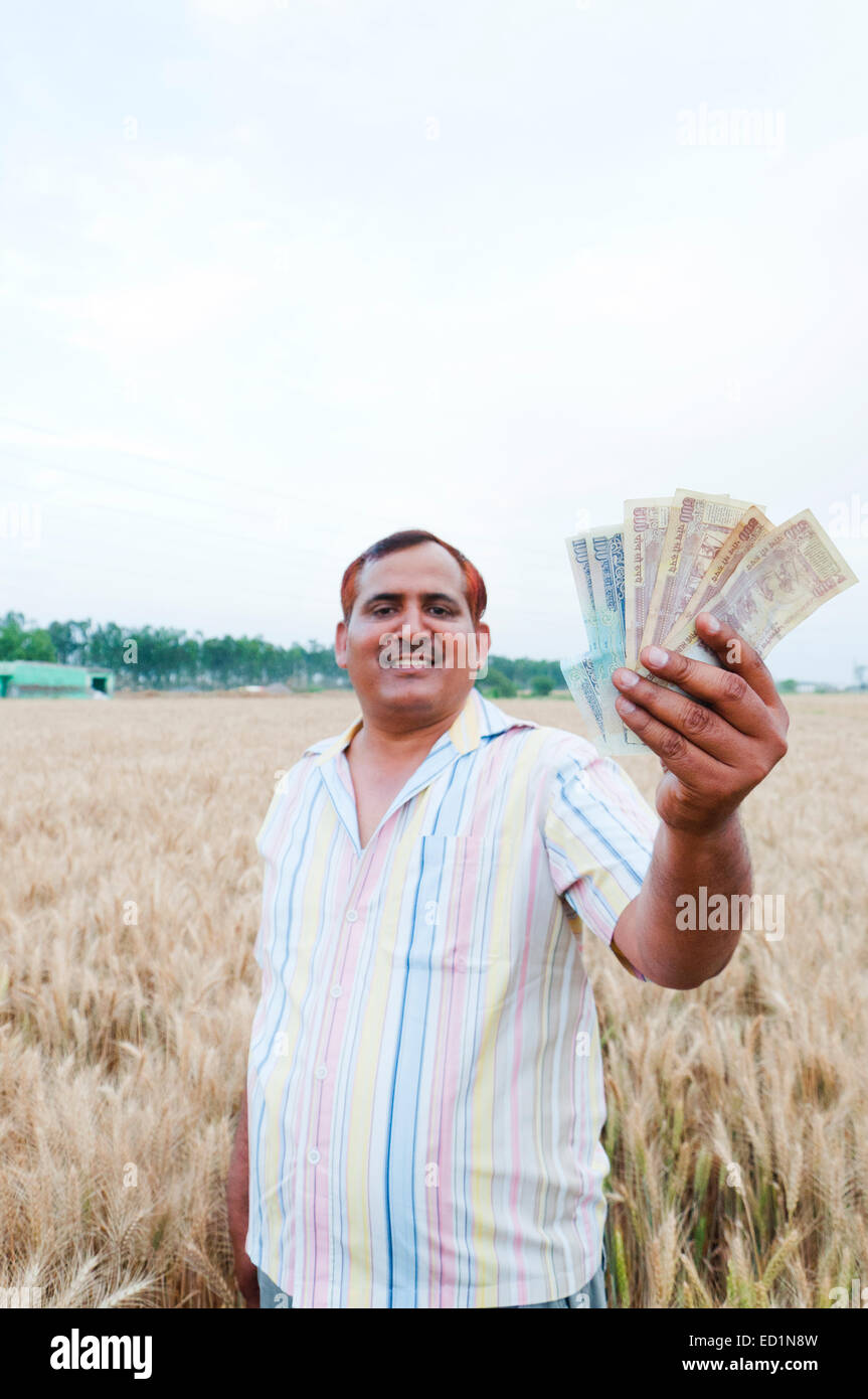 1 indischen ländlichen Bauern Geld zeigen Stockfoto