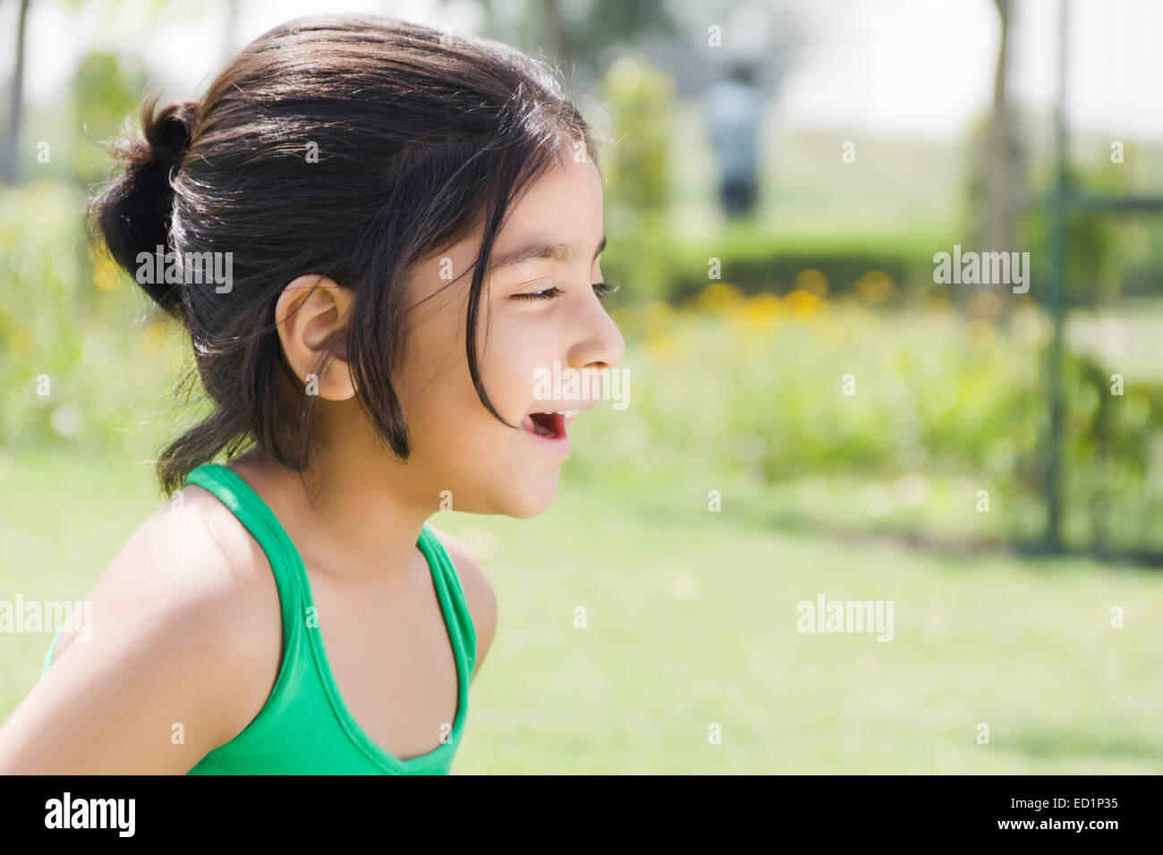 Ich Inder schönes Kind Mädchen Park zu genießen Stockfoto