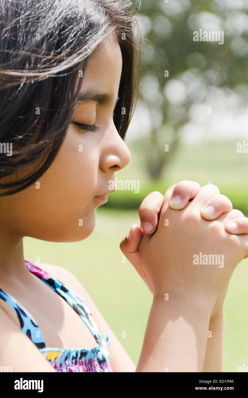 1 Indianer beten, schönes Kind Mädchen Park Stockfoto