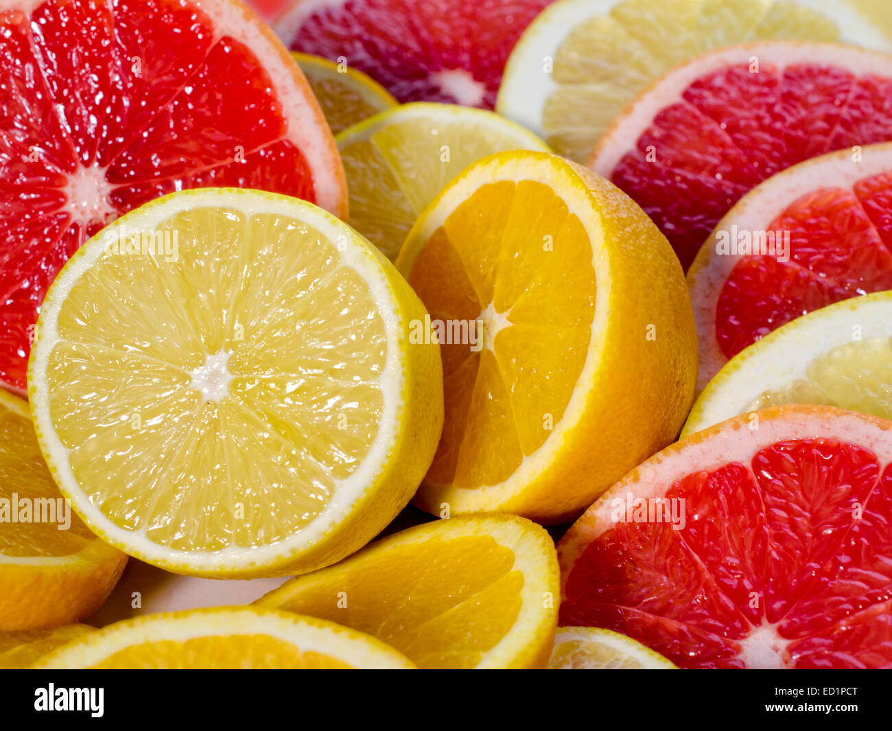 Obst-Hintergrund besteht aus geschnittenen frischen Zitrusfrüchten. Stockfoto