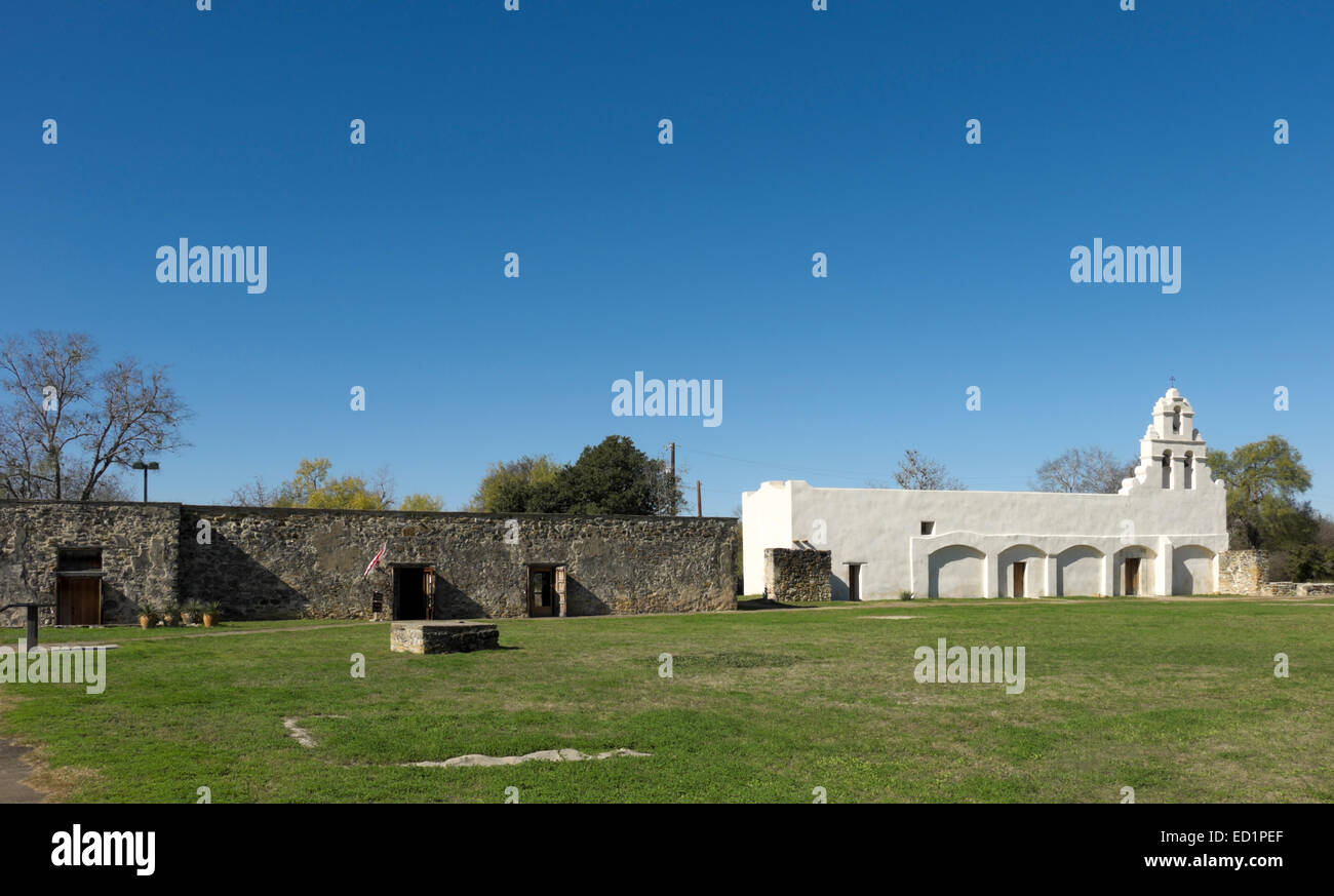 Die Kirche an Mission San Juan Capistrano und das Besucherzentrum, das unvollendete Gebäude auf der linken Seite der Kirche. Stockfoto
