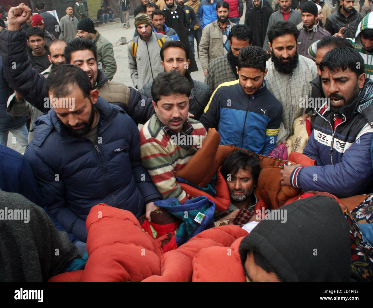 Srinagar, indischen verabreicht Kaschmir: 24 Dezember Auseinandersetzungen brachen zwischen Hunderten von Anhängern des Presistance pro Freiheit Partei Jammu und Kaschmir Lioberation Front (GEISELN) zusammen mit deren Anführer Yasin Malik wenn sie eine Sit aus Protest inszeniert angebliche Anmaßungen der indischen Regierungskräfte in Kashmir.Malik, der einen unbefristeten Hungerstreik ist, wurde unter Hunderten von separatistischen Anführer und Aktivisten verhaftet, von der Polizei im Vorfeld bis zu fünf-Phasen-Montage-Umfragen. Er wurde gestern Abend nach über zwei Monate lange Haft entlassen.   Bildnachweis: Sofi Suhail/Alamy Live-Nachrichten) Stockfoto